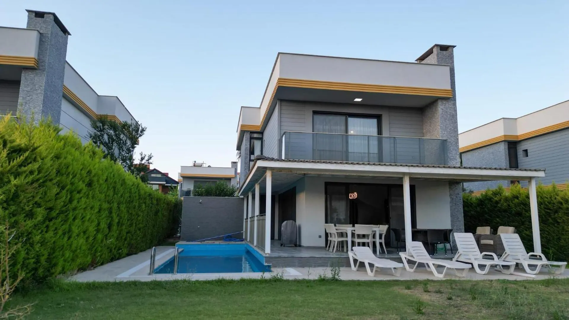 Oezel Havuzlu Luex Villa Kusadası