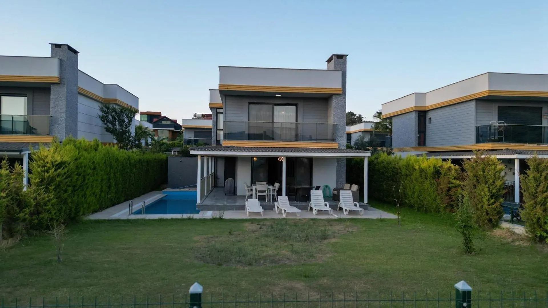 Oezel Havuzlu Luex Villa Kusadasi